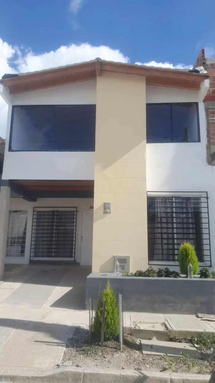 Ejemplo real de vivienda ampliada a dos pisos en Los Sauces