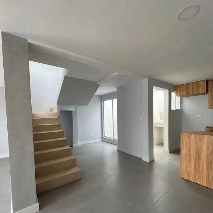 Render de referencia del interior con escalera al segundo piso